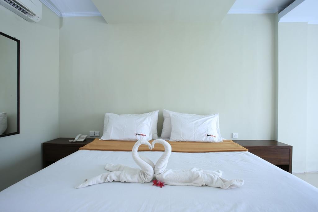 Hotel Reddoorz @ Padma Utara Legian Exterior foto