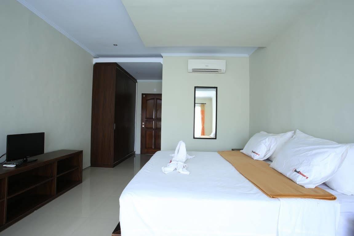 Hotel Reddoorz @ Padma Utara Legian Exterior foto